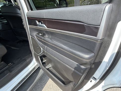 Used 2024 Jeep Wagoneer 4WD w/ Premium Group I image 21