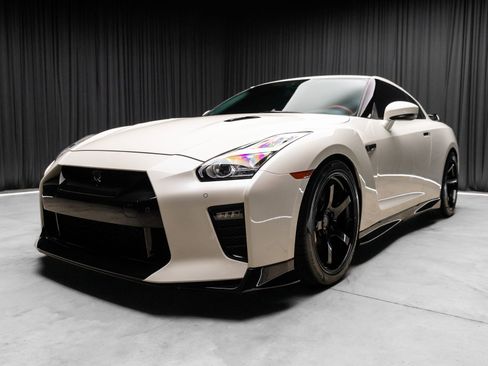 Used 2021 Nissan GT-R Premium image 24