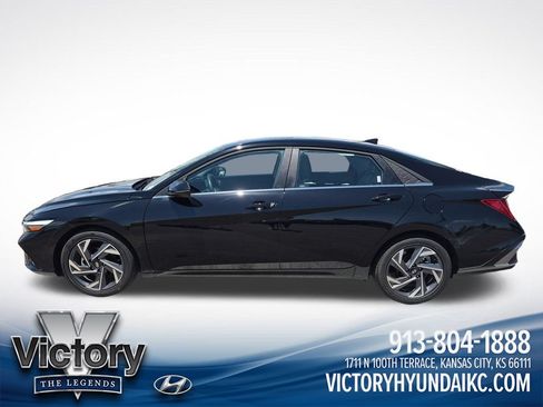 Used 2025 Hyundai Elantra Limited FWD image 2