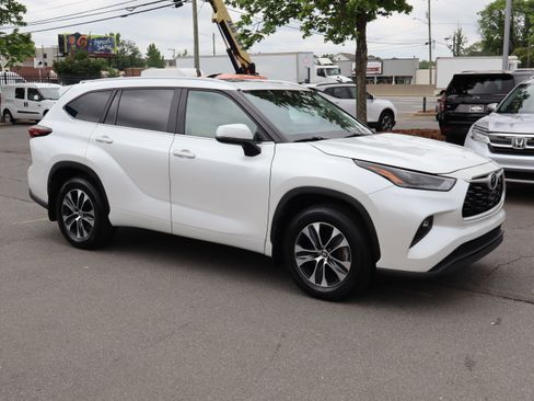Used 2024 Toyota Highlander XLE AWD/4WD image 2
