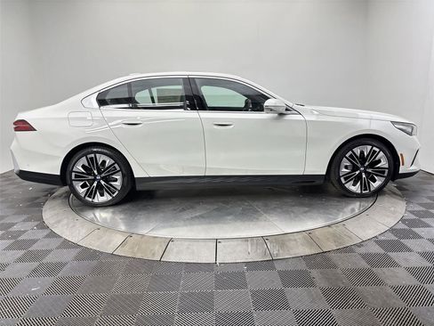 New 2026 BMW i5 eDrive40 AWD/4WD image 17