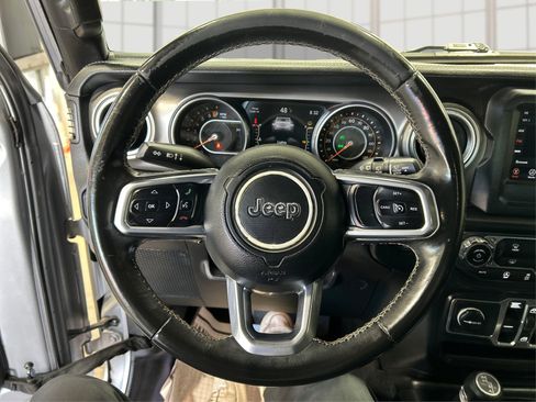 Used 2018 Jeep Wrangler Unlimited Sahara AWD/4WD image 16