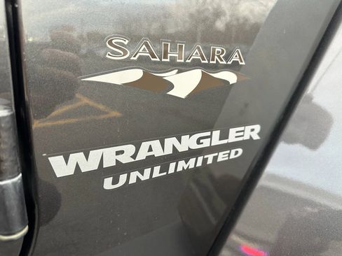 Used 2017 Jeep Wrangler Unlimited Sahara w/ Connectivity Group AWD/4WD image 32