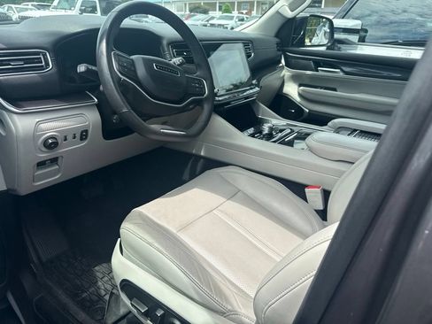Used 2024 Jeep Wagoneer L 4WD w/ Premium Group I image 3
