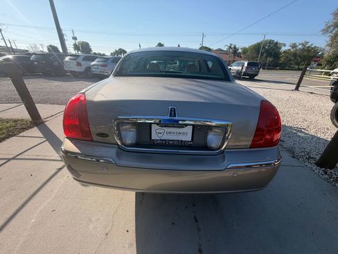Used 2003 Lincoln Town Car Signature RWD image 7