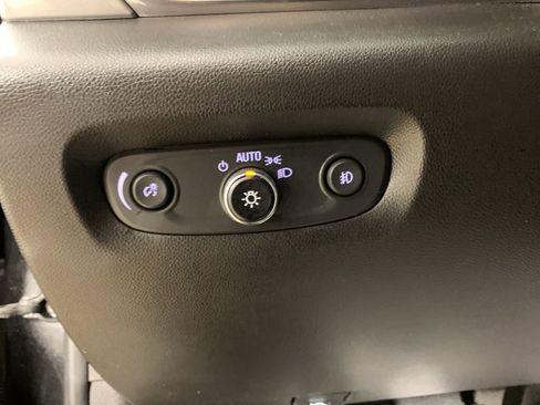 Used 2021 Chevrolet Traverse LT image 19