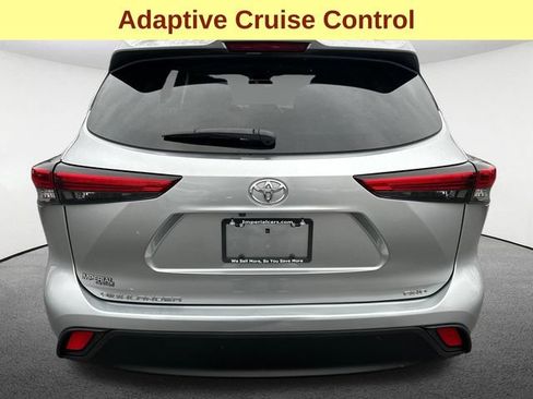 Used 2023 Toyota Highlander XLE AWD/4WD image 9