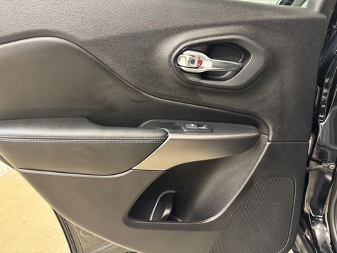 Used 2019 Jeep Cherokee Latitude Plus w/ Cold Weather Group image 15