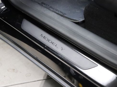 Used 2021 Tesla Model Y Long Range image 32