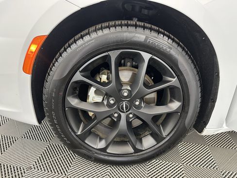 Used 2025 Chrysler Pacifica Limited image 14