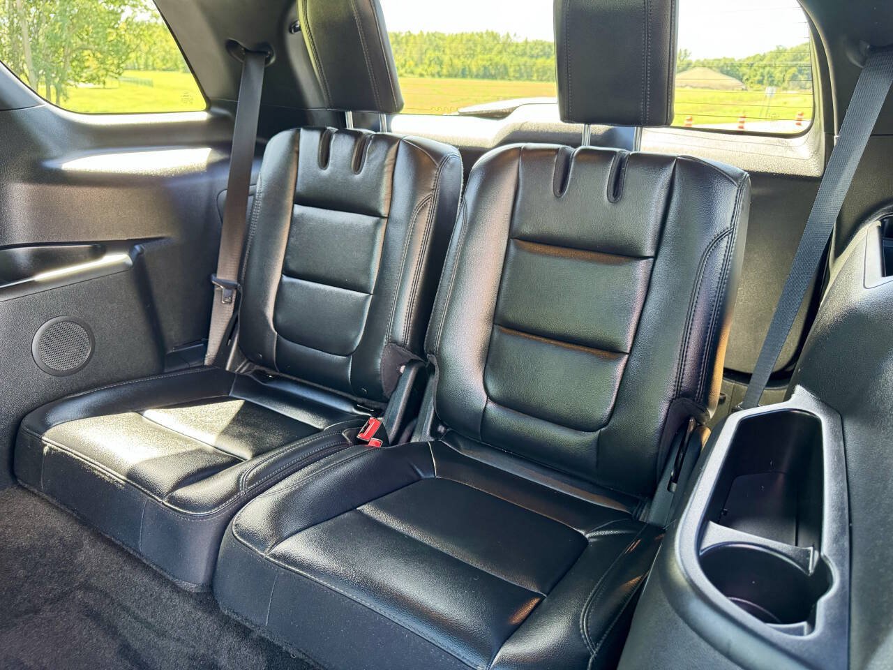 Used 2017 Ford Explorer XLT w/ Equipment Group 202A AWD/4WD image 18