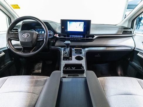 Certified 2025 Toyota Sienna LE FWD image 13