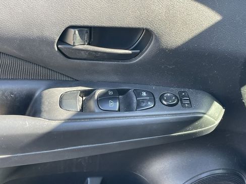 Used 2019 Nissan Kicks S image 8