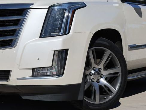 Used 2015 Cadillac Escalade Luxury image 7