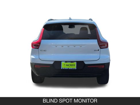 Used 2024 Volvo XC40 B5 Core image 9
