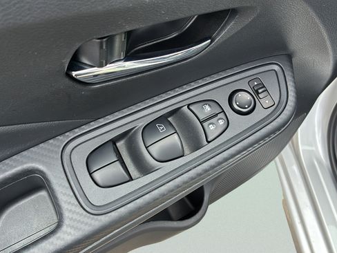 Used 2025 Nissan Versa SV FWD image 11