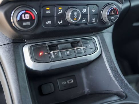 Used 2023 GMC Acadia SLE w/ Driver Convenience Package FWD image 22