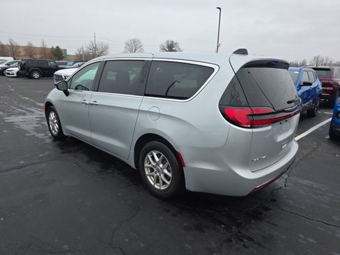 Used 2024 Chrysler Pacifica Touring-L image 3