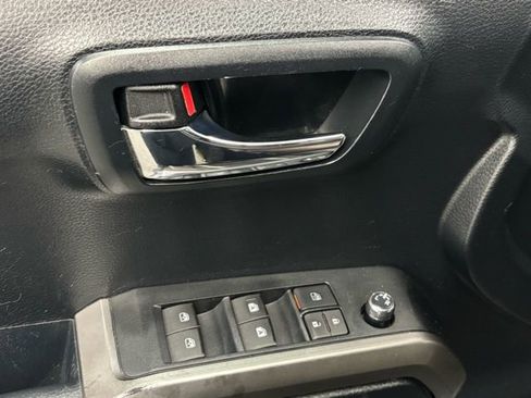 Used 2016 Toyota Tacoma Limited w/ Towing Package image 14