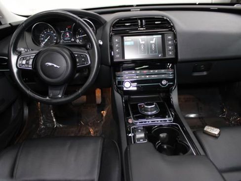 Used 2017 Jaguar XE Premium image 2