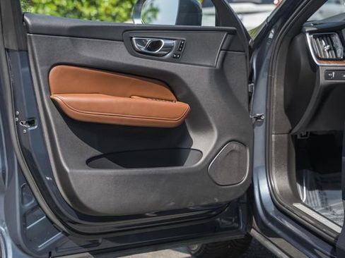 Used 2021 Volvo XC60 T5 Momentum w/ Advanced Package image 39