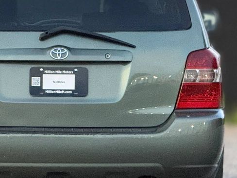 Used 2005 Toyota Highlander Limited w/ Leather Trim Pkg AWD/4WD image 14