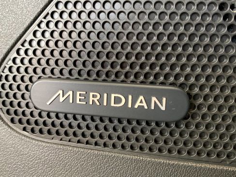 Used 2019 Jaguar F-PACE Premium image 17