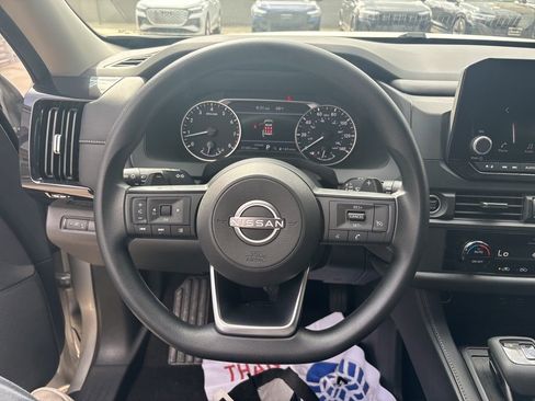 Used 2024 Nissan Pathfinder S image 18