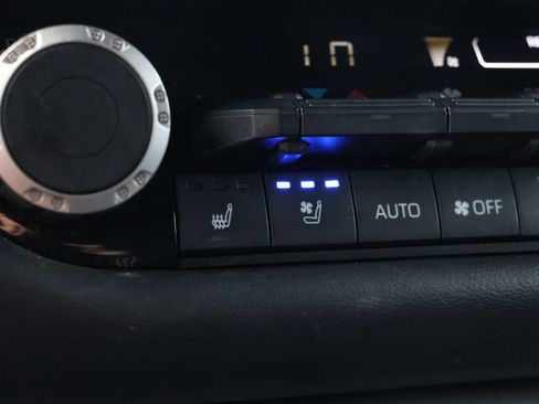 Used 2023 Toyota Sequoia Platinum AWD/4WD image 4
