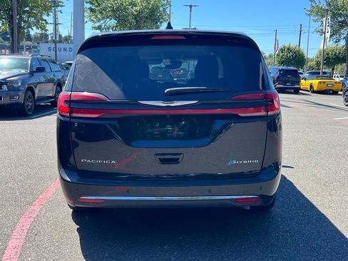 Used 2023 Chrysler Pacifica Touring-L FWD image 6