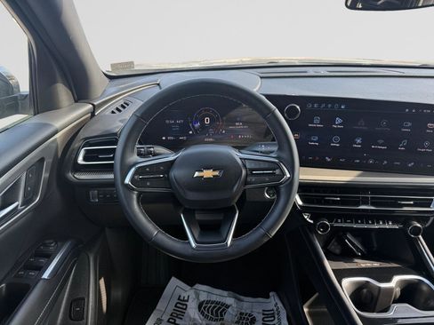 Used 2025 Chevrolet Traverse LT image 12