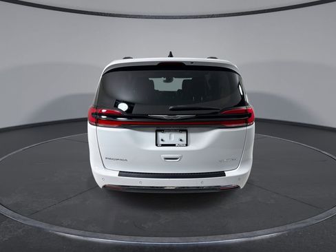 Used 2023 Chrysler Pacifica Limited FWD image 7