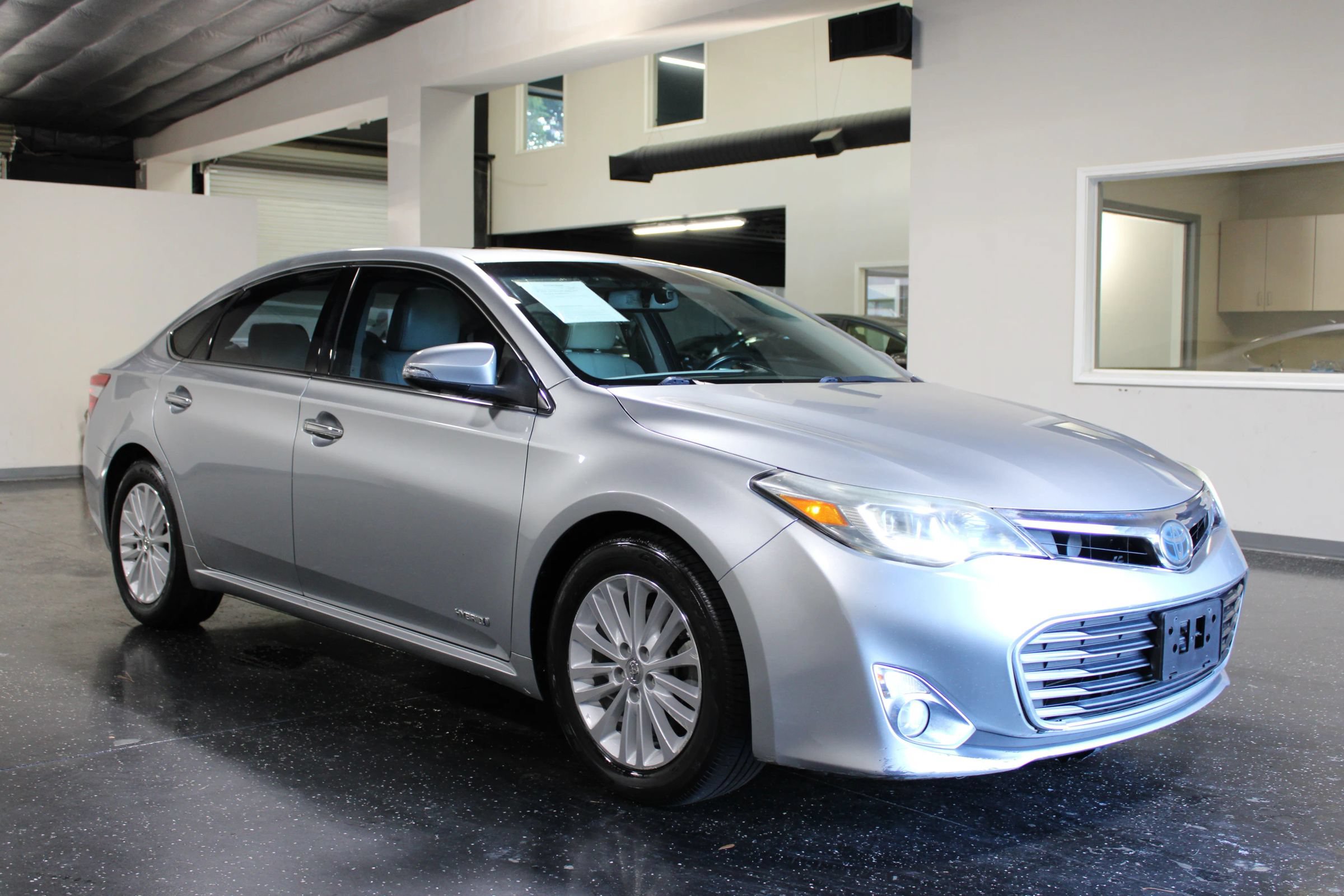Used 2015 Toyota Avalon Limited w/ Technology Package FWD image 1