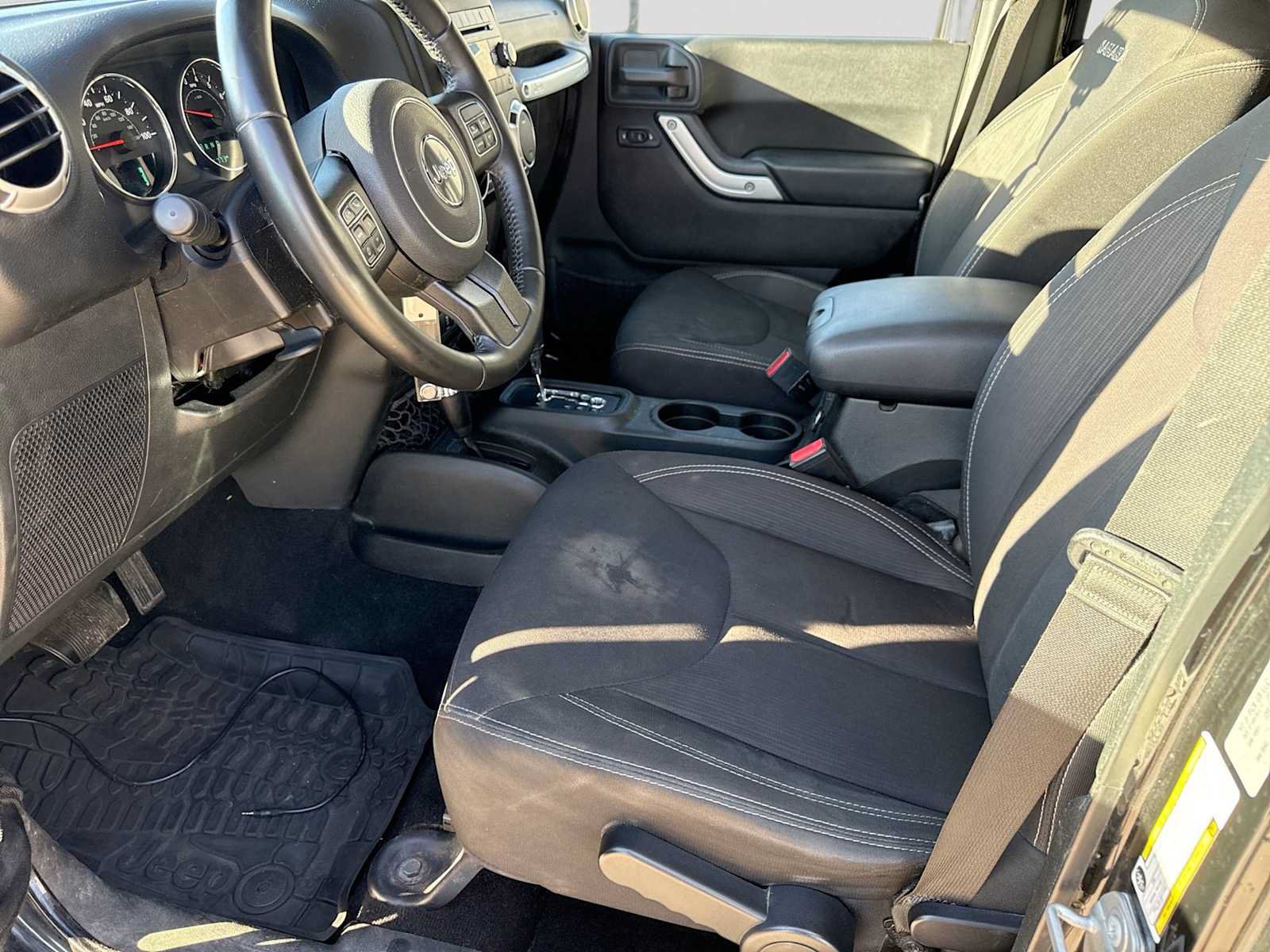 Used 2018 Jeep Wrangler Unlimited Sahara w/ Connectivity Group AWD/4WD image 16