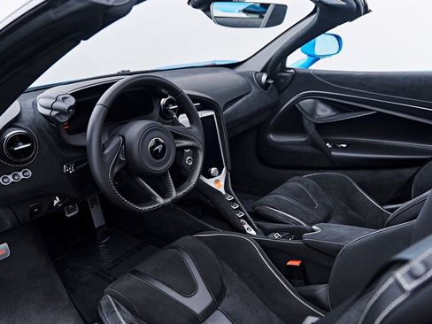 Used 2025 McLaren 750S Spider RWD image 2