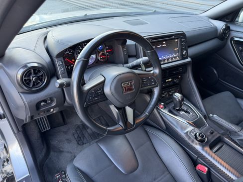 Used 2017 Nissan GT-R Premium image 4