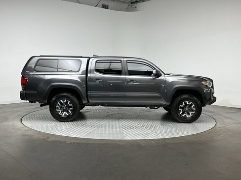 Used 2017 Toyota Tacoma TRD Off-Road w/ Premium & Technology Package AWD/4WD image 10