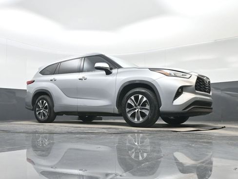 Used 2020 Toyota Highlander XLE FWD image 32