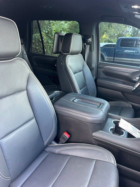 Certified 2023 GMC Yukon SLT w/ SLT Luxury Package AWD/4WD image 7