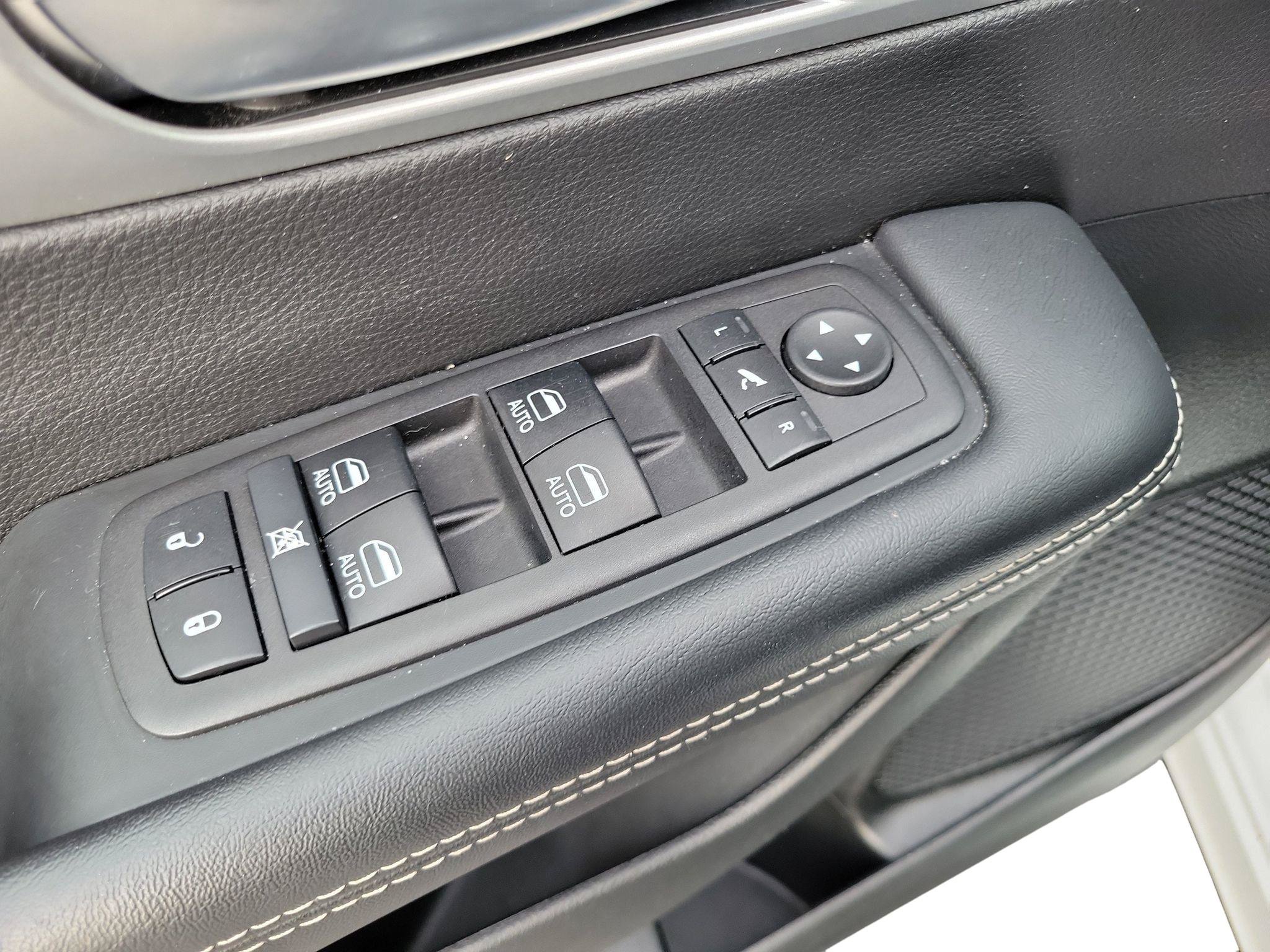 Used 2025 Chrysler Pacifica Limited FWD image 10
