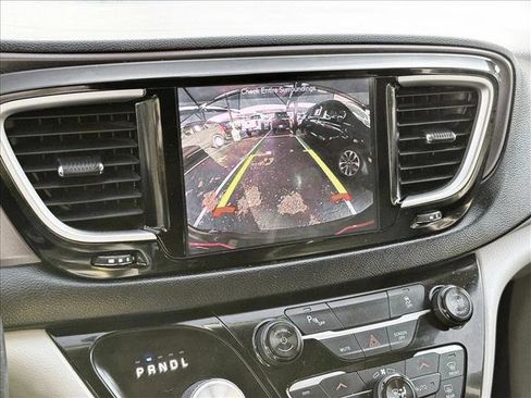 Used 2018 Chrysler Pacifica Touring-L image 13