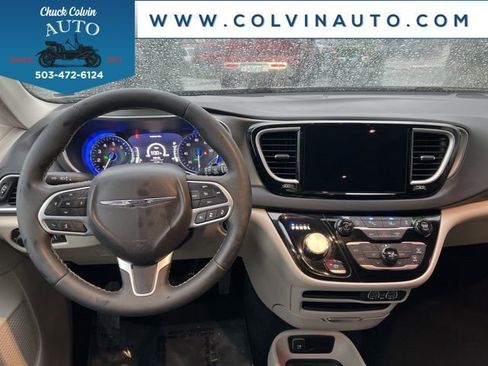Used 2024 Chrysler Pacifica Touring-L image 17