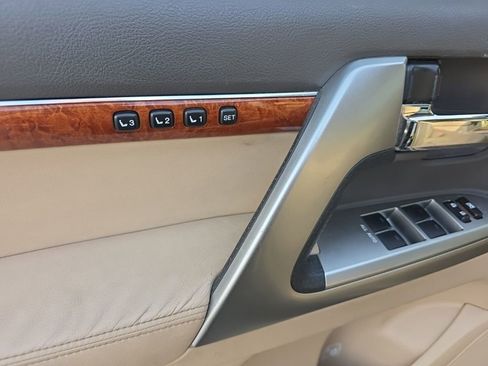 Used 2014 Toyota Land Cruiser image 21