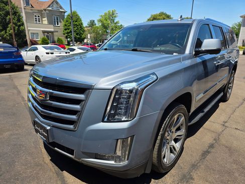 Used 2016 Cadillac Escalade ESV Luxury AWD/4WD image 4