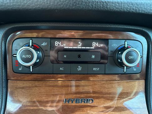 Used 2011 Volkswagen Touareg Hybrid image 45