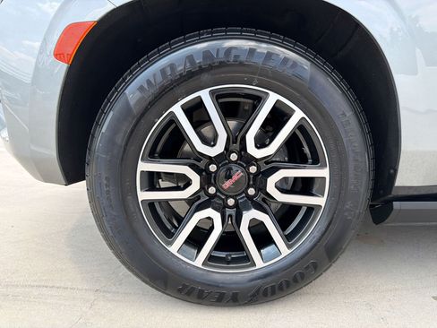 Used 2024 GMC Yukon AT4 w/ AT4 Premium Plus Package AWD/4WD image 12