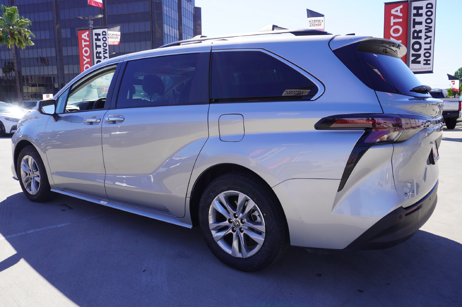 Used 2025 Toyota Sienna XLE w/ XLE Plus Package FWD image 4