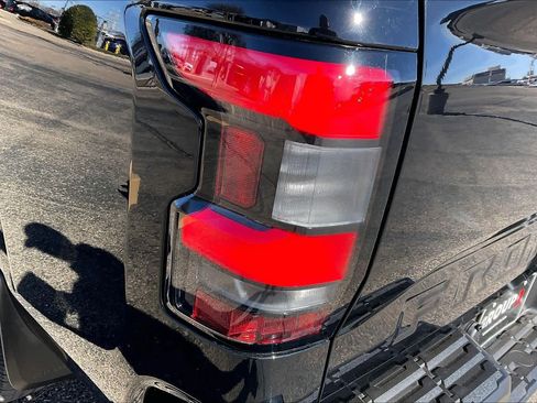 Used 2022 Nissan Frontier SV w/ SV Premium Package image 28