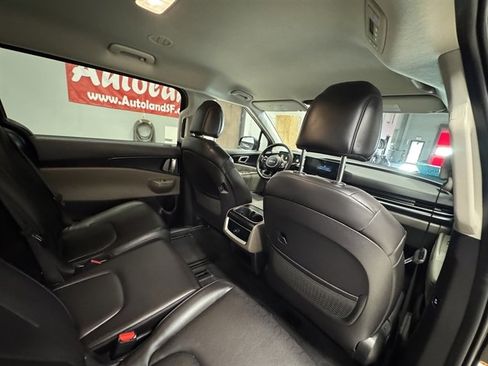 Used 2025 Kia Carnival image 14