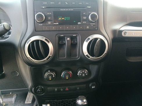 Used 2017 Jeep Wrangler Rubicon w/ Power Convenience Group AWD/4WD image 20